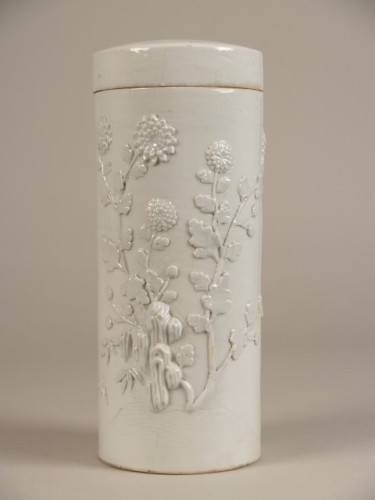 Pot met deksel met decor van bloemranken in reliëf